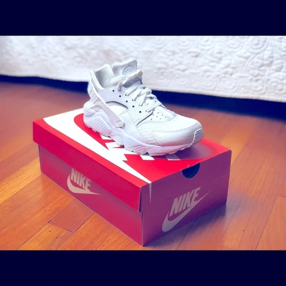 🔴SOLD🔴Nike Air Huarache White size 8 men/size 9.5 women - Picture 1 of 2